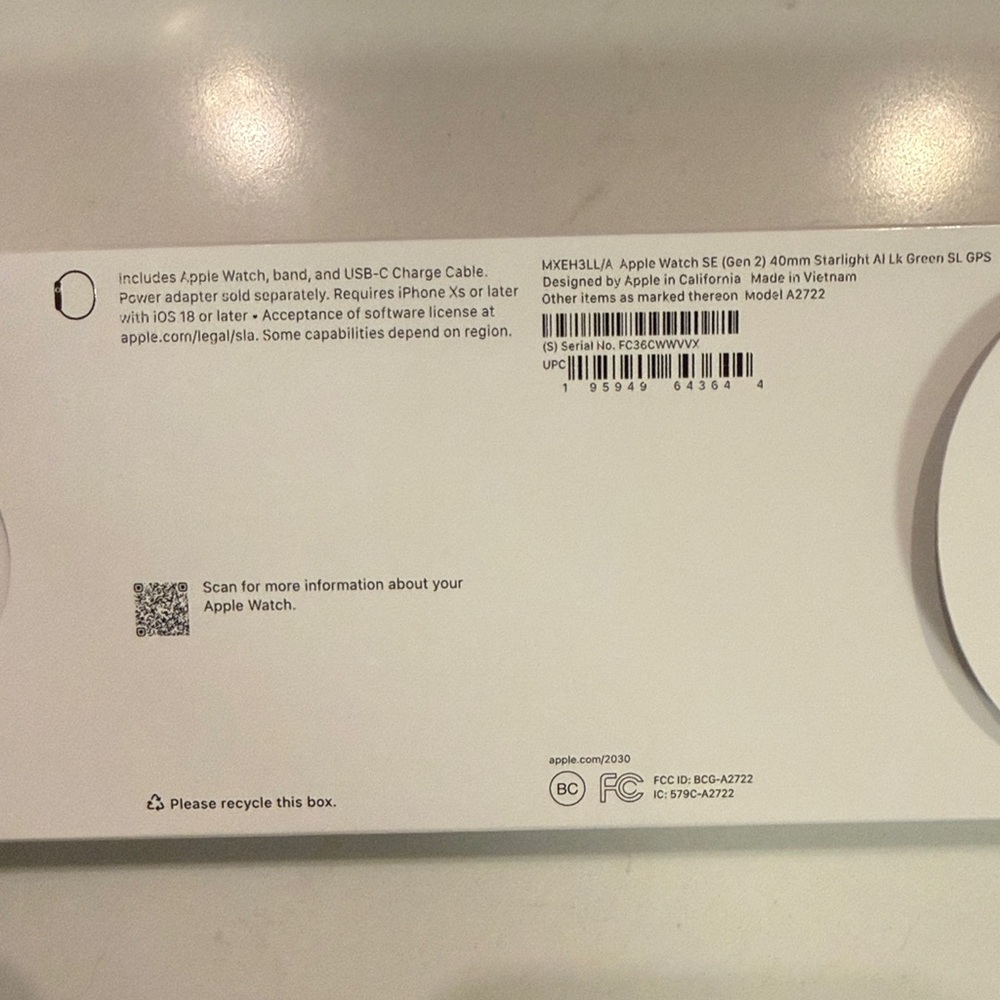 SE (2nd gen) 40mm (GPS) starlight Apple Smartwatch with Black and Silver Accents - Picture 4 of 5